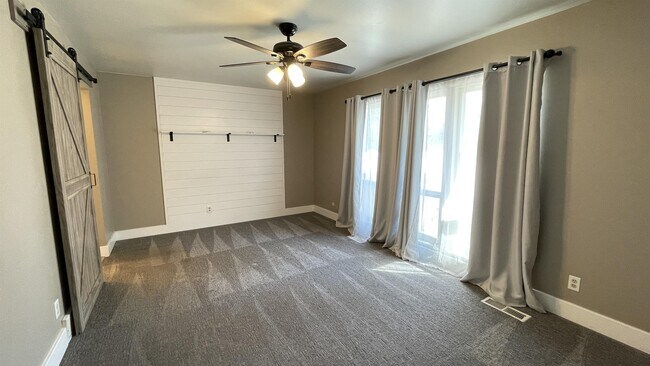 Foto del edificio - 4420 W Skye Dr