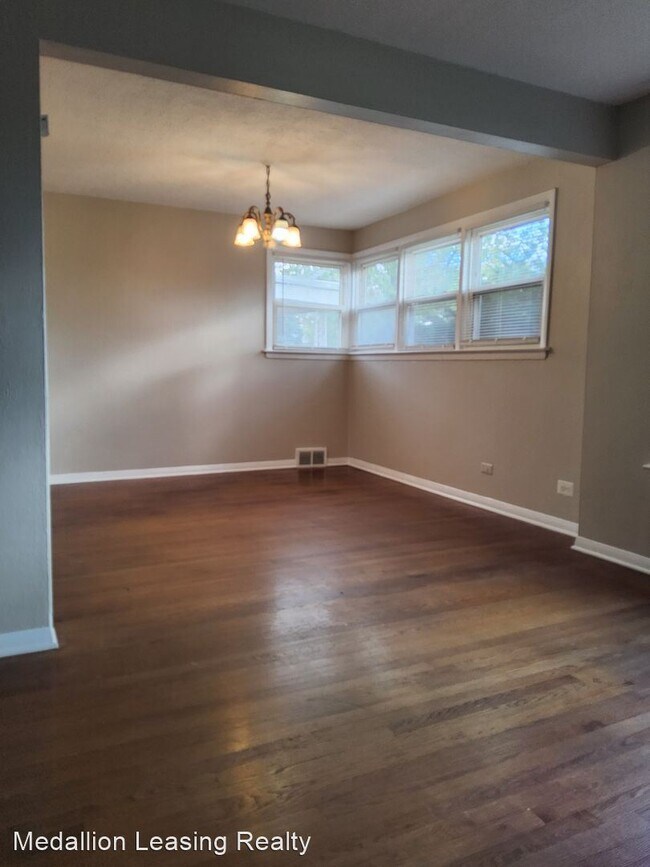 Building Photo - 4 br, 1.5 bath House - 916 W 129th Pl