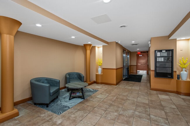 Building Photo - 6150 N Kenmore Ave