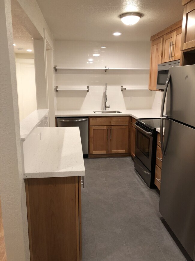 Building Photo - Juneau University Court Storage-W/D-Parking-Pets