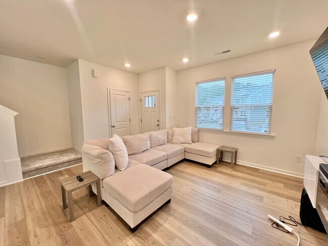 Foto del edificio - Luxurious, Newly Built 3BD, 2.5BA Raleigh ...