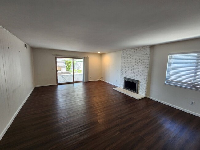 Foto del edificio - 4 Bedroom Single Story House in University City