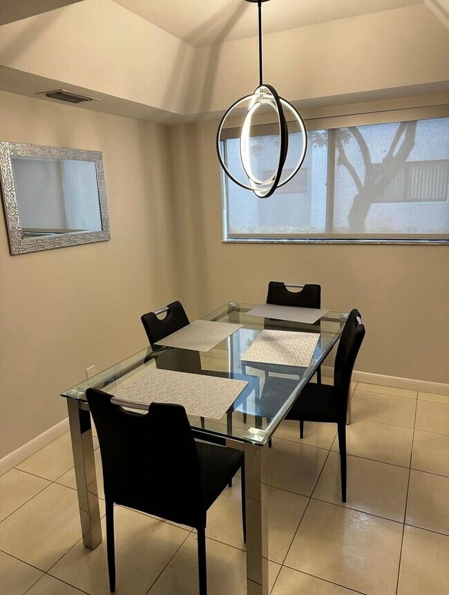Foto del edificio - 15072 Ashland Pl