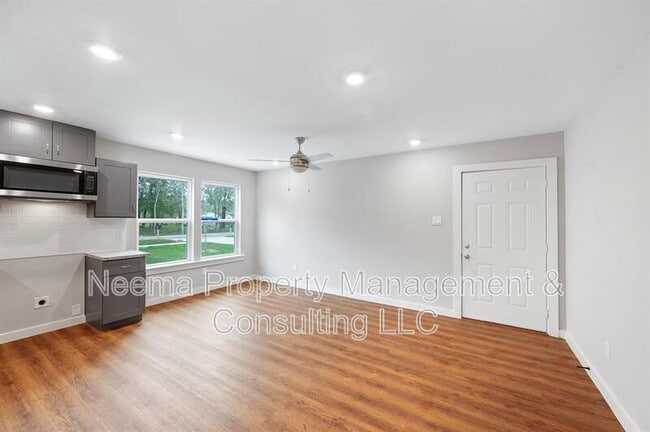 Foto del edificio - 8715 Bertwood St