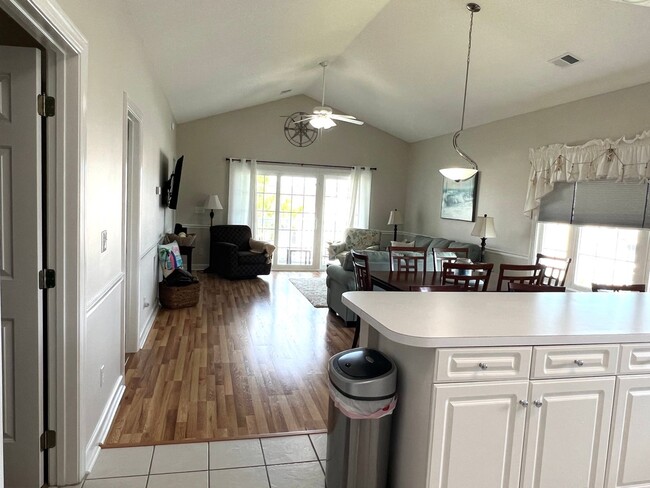 Building Photo - Beautifully Furnished 2 Bedroom, 2 Bath Co...