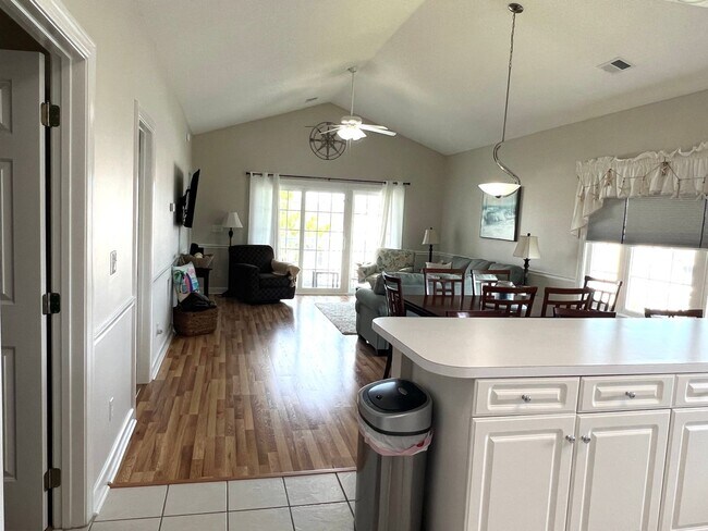 Foto del edificio - Beautifully Furnished 2 Bedroom, 2 Bath Co...
