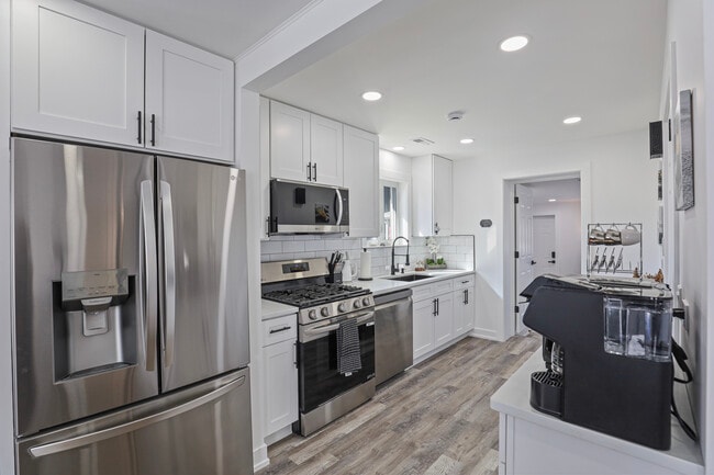 Máquina de hielo esférico en el congelador - 1900 Pratt Ave