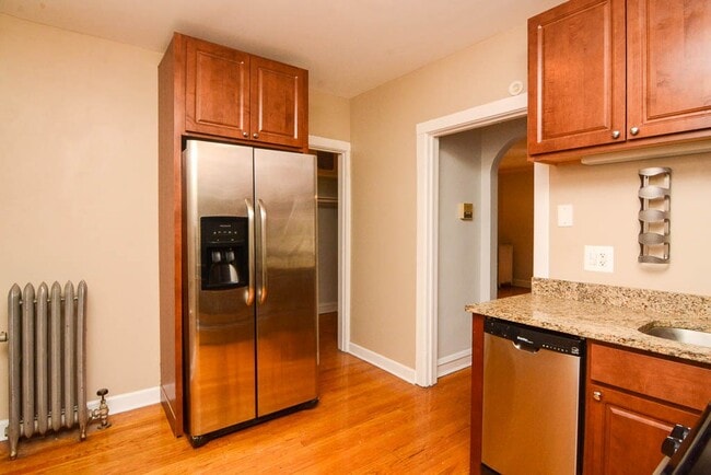 Building Photo - 4902 W Ainslie St