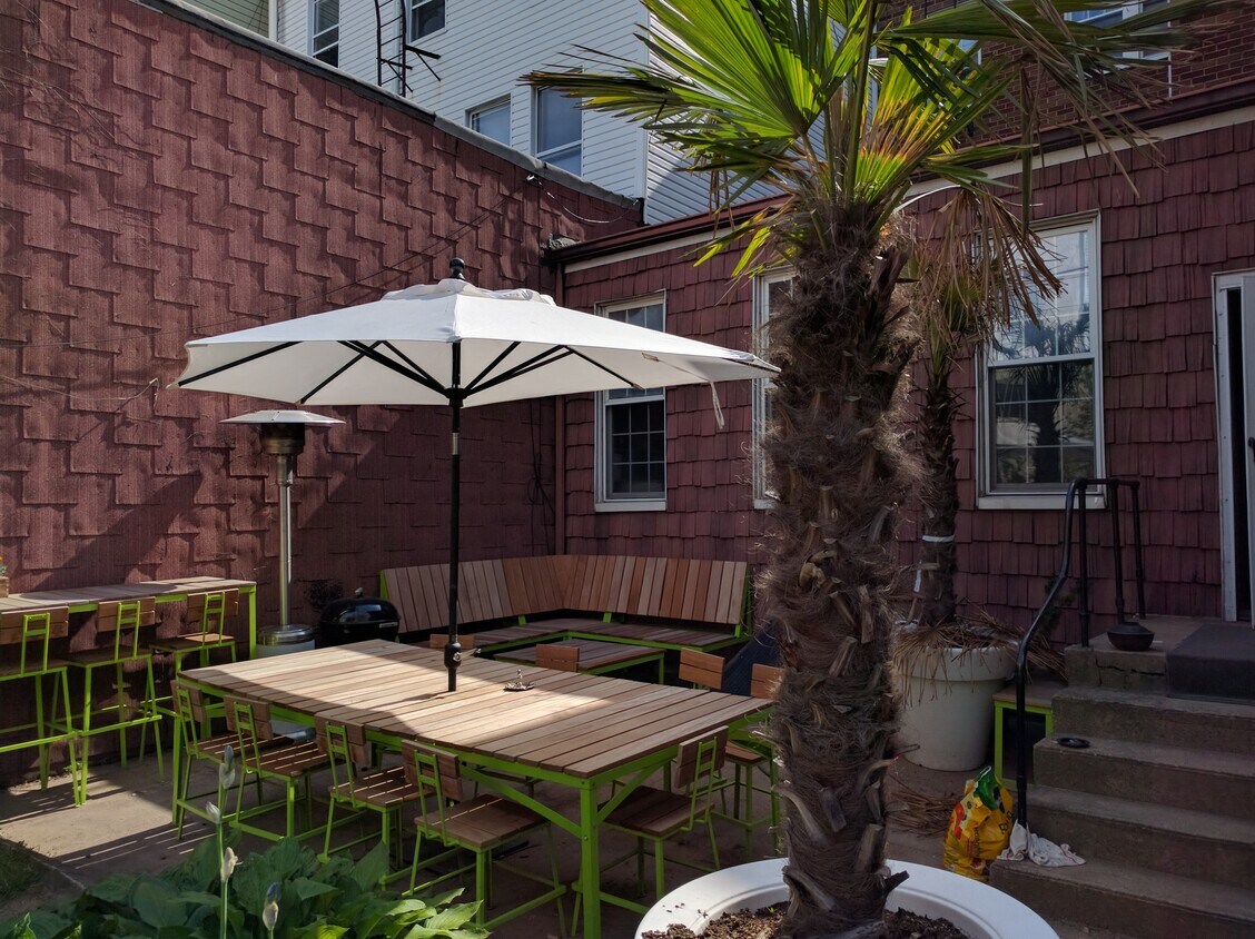 Patio trasero - 51 Bushwick Ave