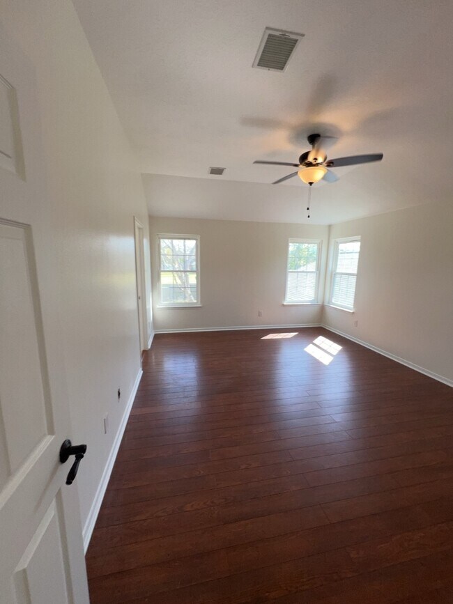 Foto del edificio - 8826 Burleson Ct