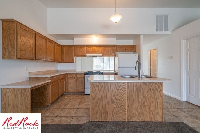 Building Photo - Spacious 3 Bedroom Townhome in Central St....