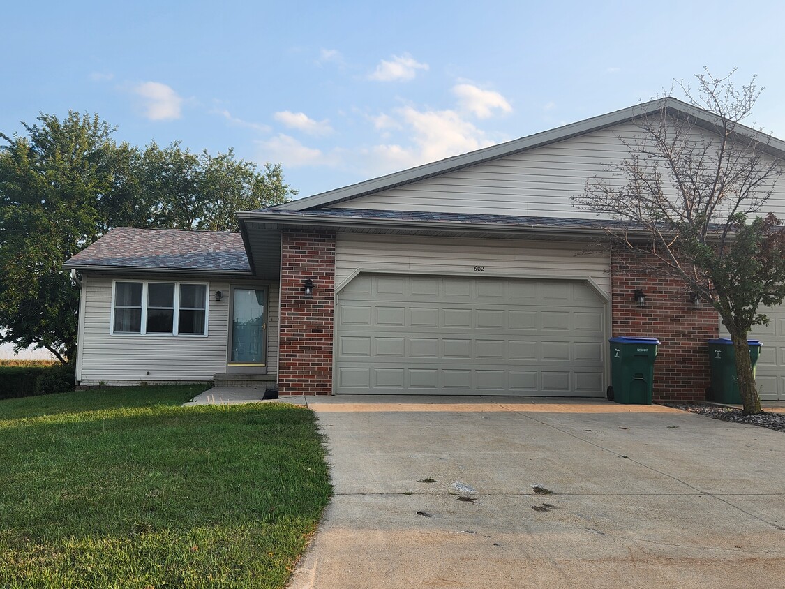 Primary Photo - 602 Oakwood Dr