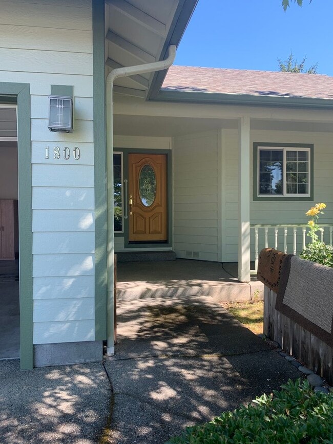 Building Photo - 3BD 2BTH w/2 Car Garage & Landscaped Yard