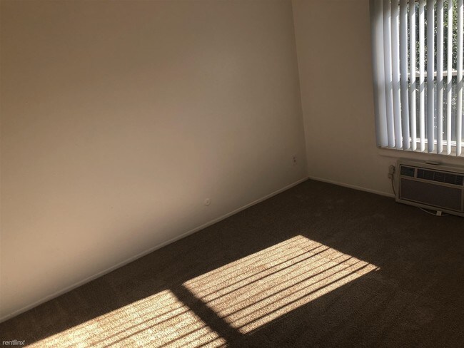 Building Photo - 3 br, 1 bath Apartment - 725 Green Rd Apt 531