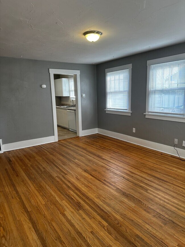 Foto del edificio - HALF OFF MARCH: Adorable 4 Bedroom UTILITIES INCLUDED!