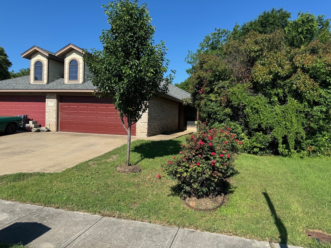 216 San Angelo Ave, Benbrook, TX 76126 Townhome Rentals in Benbrook