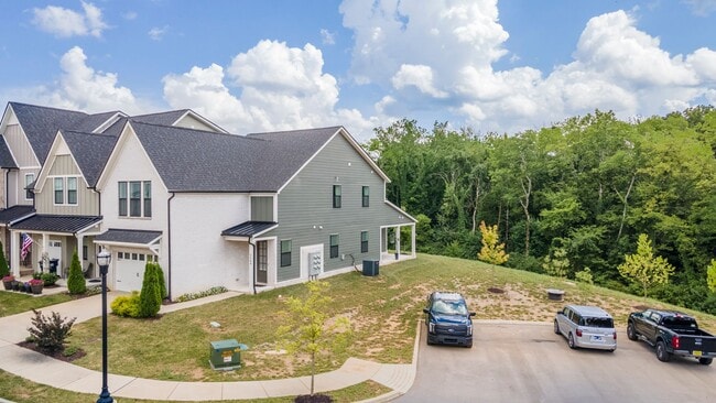 Building Photo - Canterbury Townhome