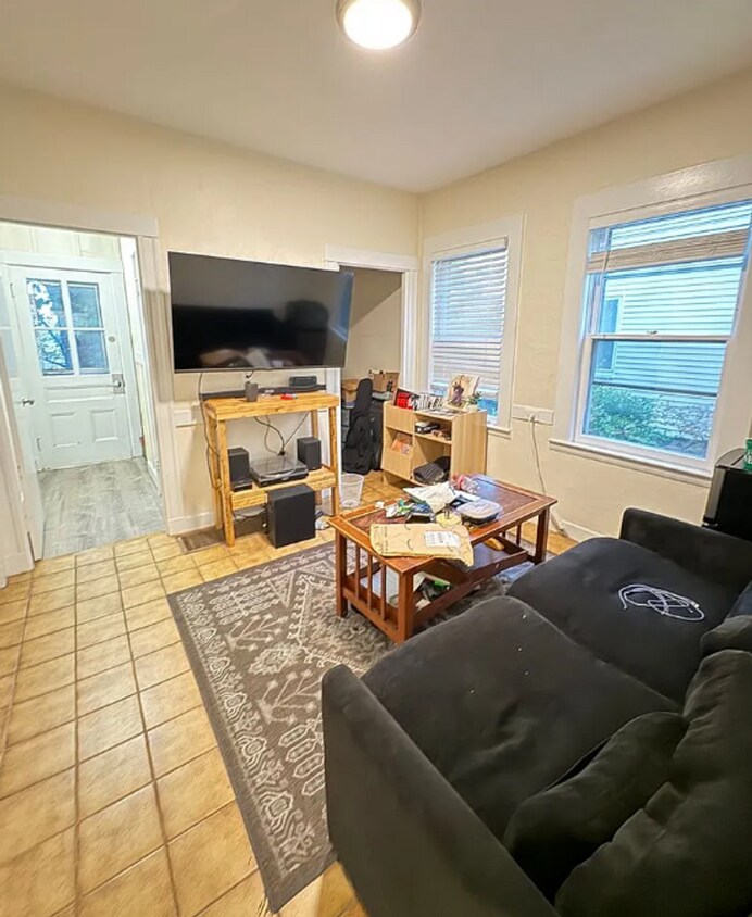 Building Photo - Charming 6 Bedroom House