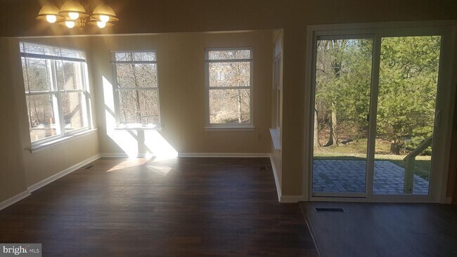 Building Photo - 1020 Heather Ln