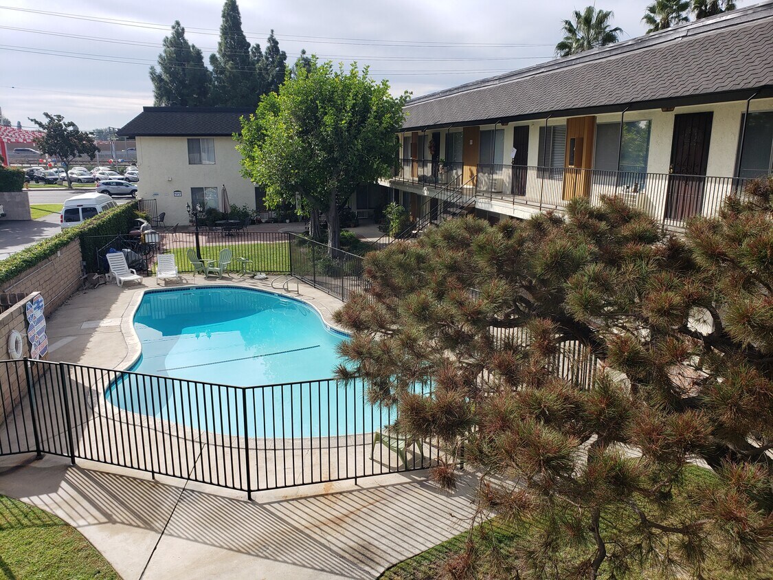 Foto principal - 9181 Trask Ave