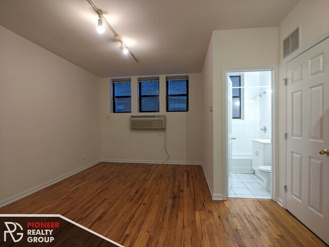 Building Photo - 917 W Dakin St