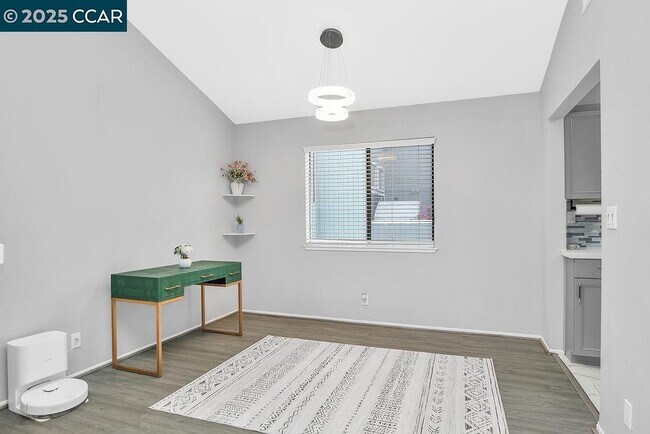 Foto del edificio - 1072 Maywood Ln