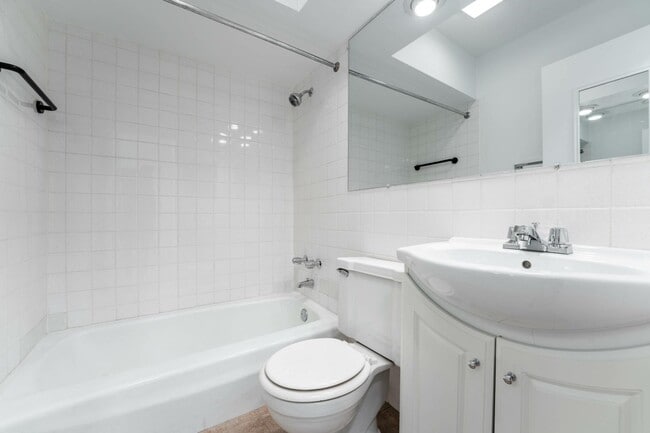 Photo - 540 West Roscoe Street #276 Apartment