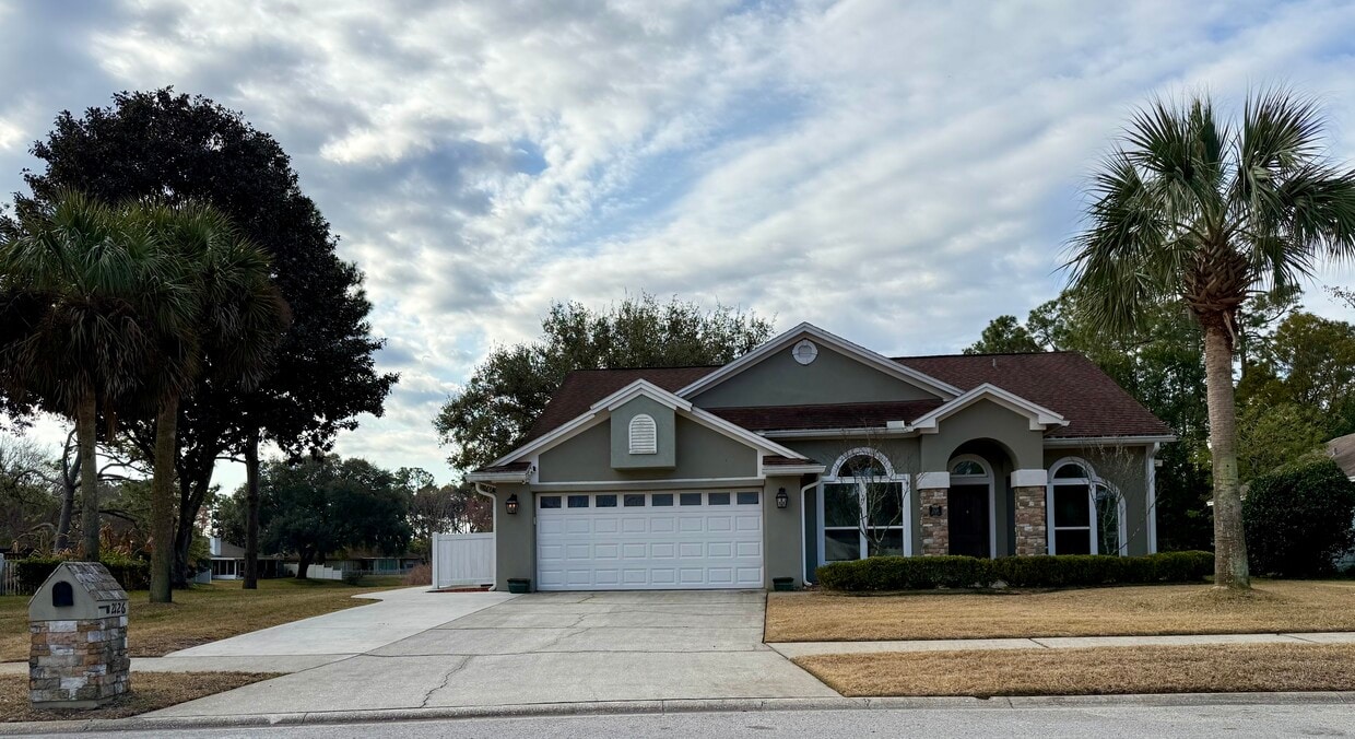 Primary Photo - 2126 Hovington Cir W