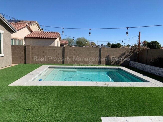 Foto del edificio - 8721 W MacKenzie Dr