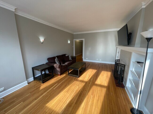 Living Room - 822 E 52nd St