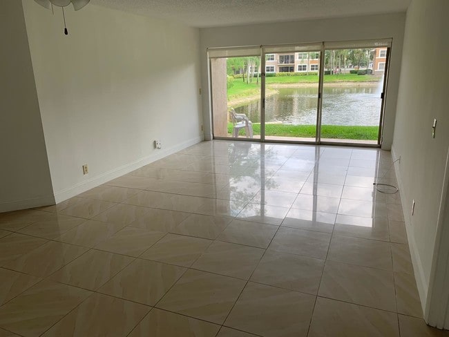 Foto del edificio - 8931 Wiles Rd