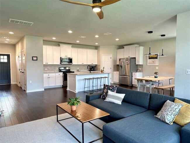 Building Photo - 12105 Cimaizon Dr