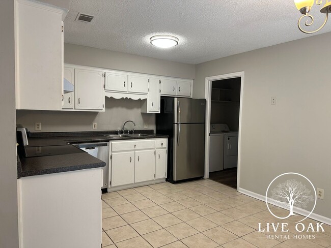 Building Photo - MOVE-IN SPECIAL: $500 OFF 1st MONTH'S RENT!**