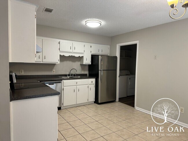 Foto del edificio - MOVE-IN SPECIAL: $500 OFF 1st MONTH'S RENT!**