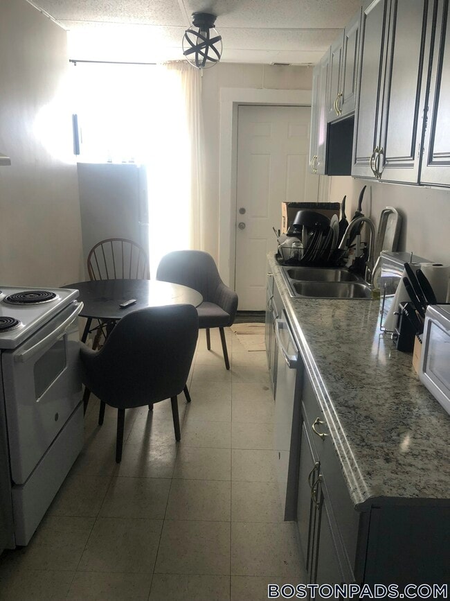 Building Photo - 7 Linden St