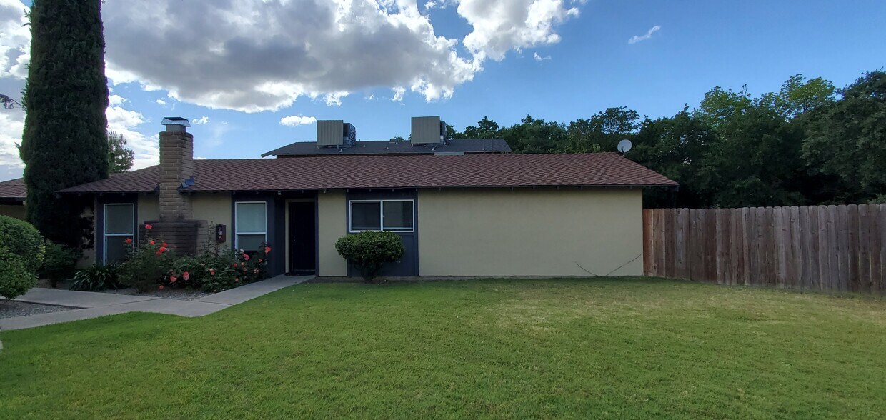 Front - 1594 Silver Creek Cir
