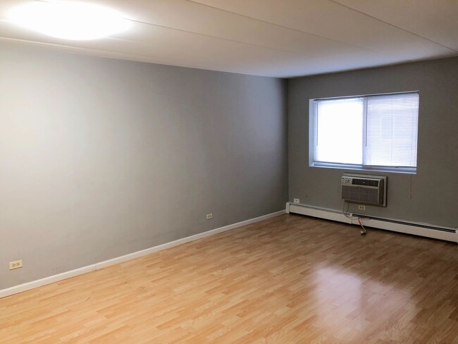 Building Photo - Well Maintained 1 Bedroom/1 Bath Unit Grea...