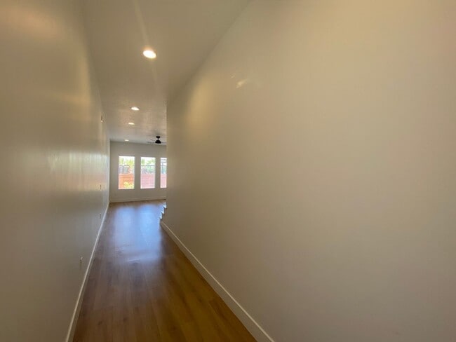 Building Photo - SPACIOUS TOWNHOME AVAILABLE FOR RENT