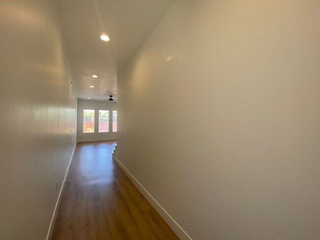 Foto del edificio - SPACIOUS TOWNHOME AVAILABLE FOR RENT