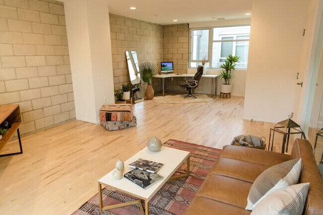 Foto del edificio - 3450 Cahuenga Blvd W