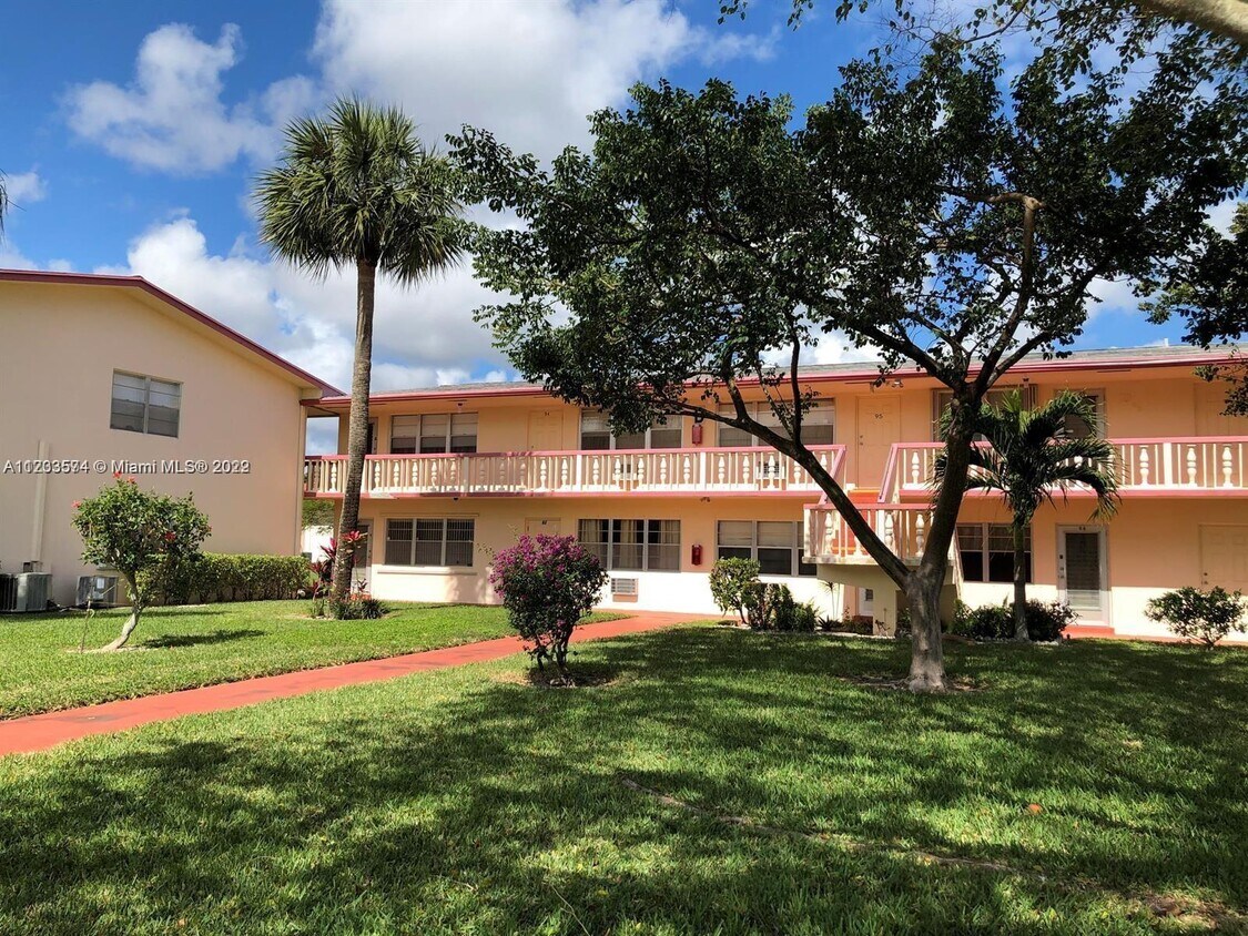 95 Waltham E Unit D, West Palm Beach, FL 33417 Condo for Rent in West