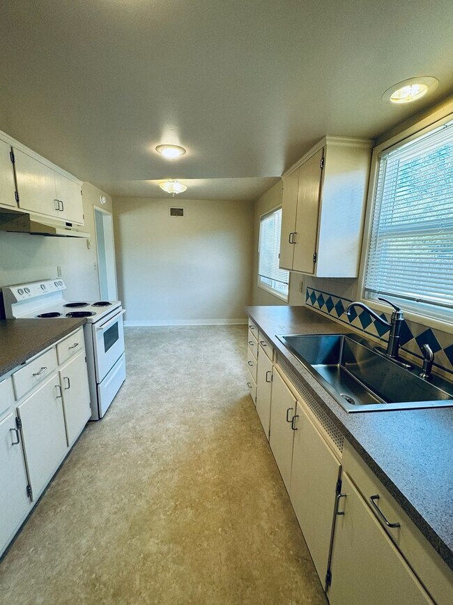 Building Photo - Delightful 2-Bedroom, 1-Bath Home Close To...