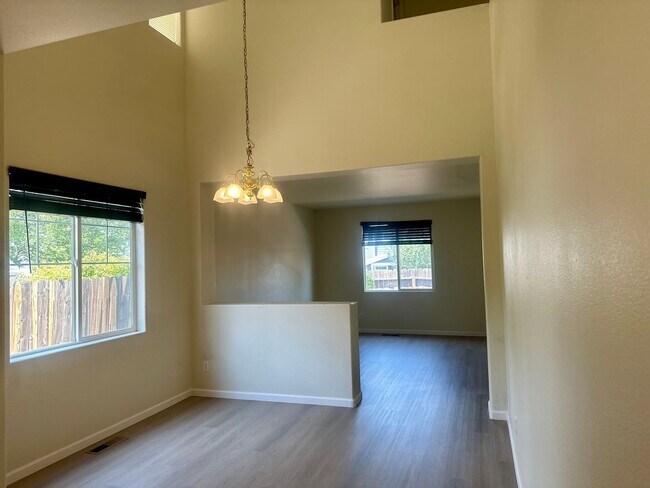 Foto del edificio - 3 Bedroom House Walking Distance to McQuee...
