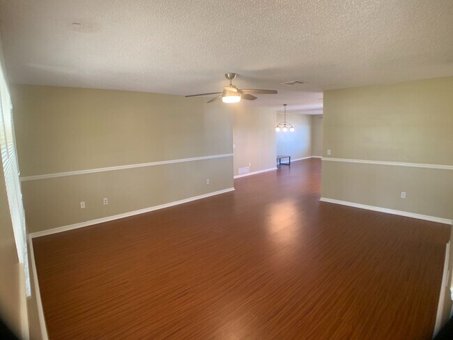 Building Photo - Lake front home with Lots of space