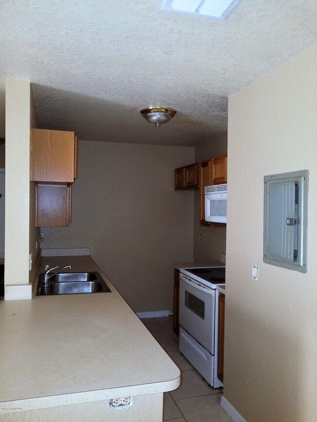 Building Photo - 220 Columbia Dr
