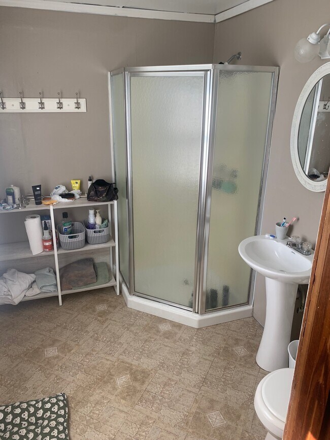 Baño principal - 115 Western Ave