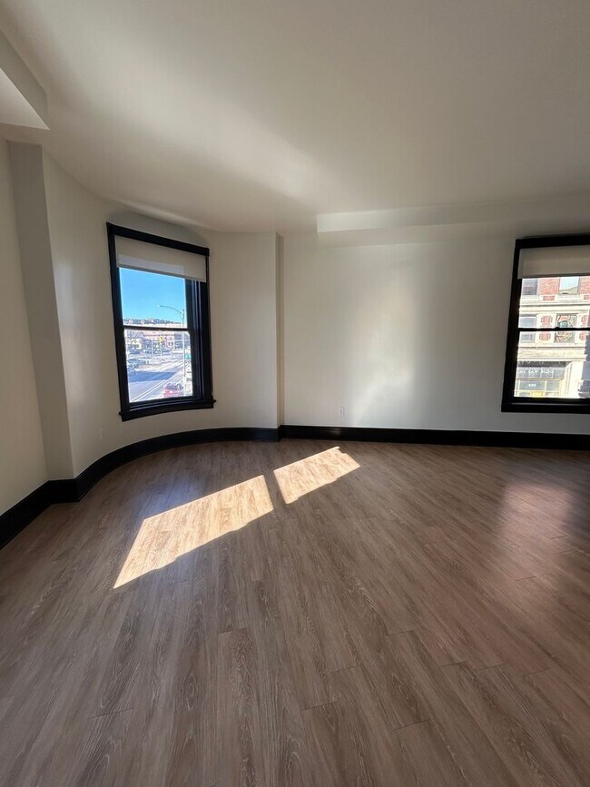 Foto del edificio - Luxury Downtown Living | Spacious 1-Bedroom 1-Bathroom Loft