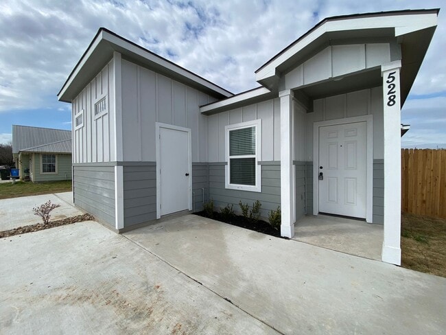 Building Photo - Beautiful Duplex in Seguin!