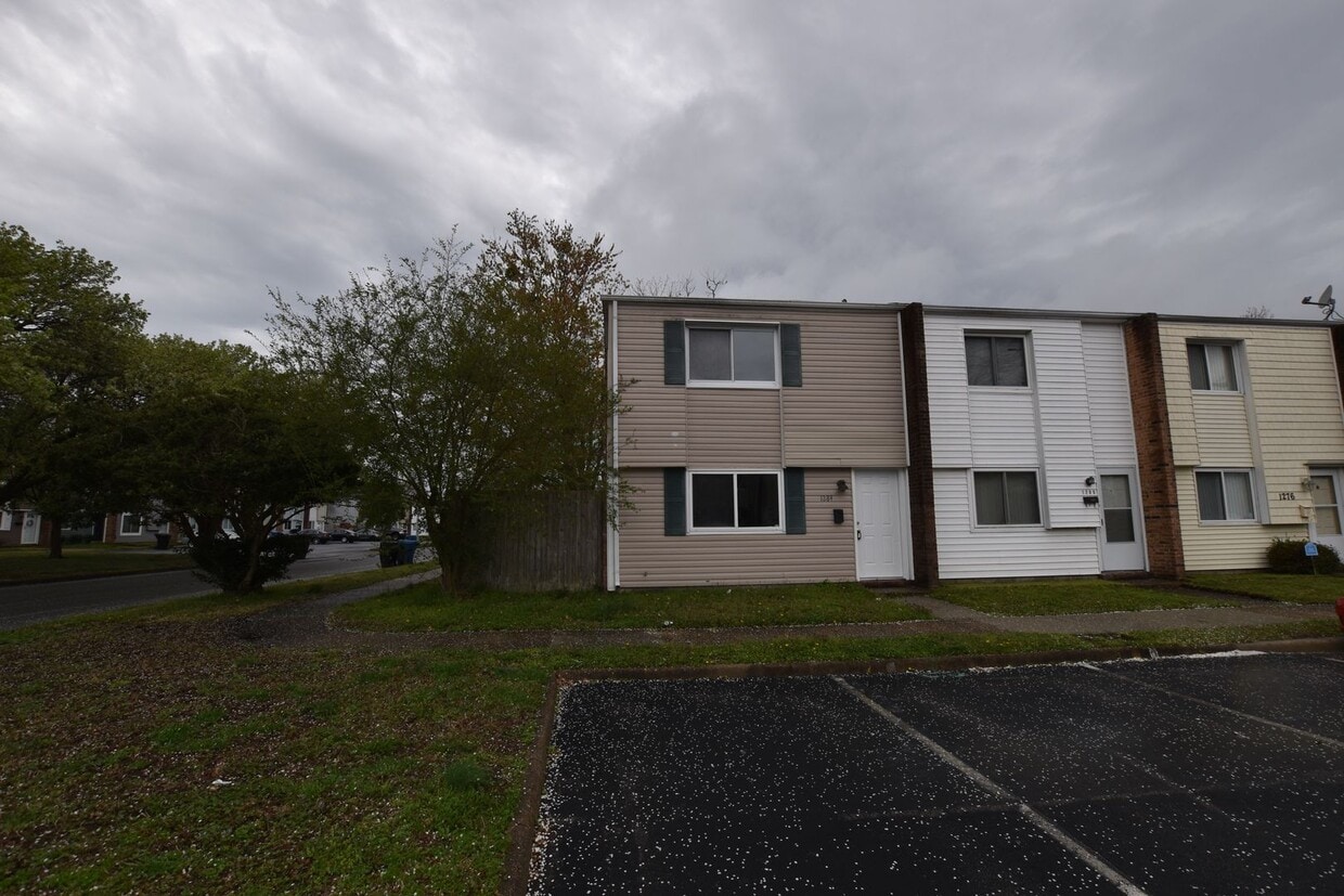Primary Photo - 3 Bedroom 1.5 bathrooms