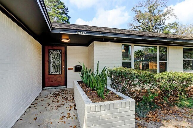 Building Photo - 1339 Moorhead Dr